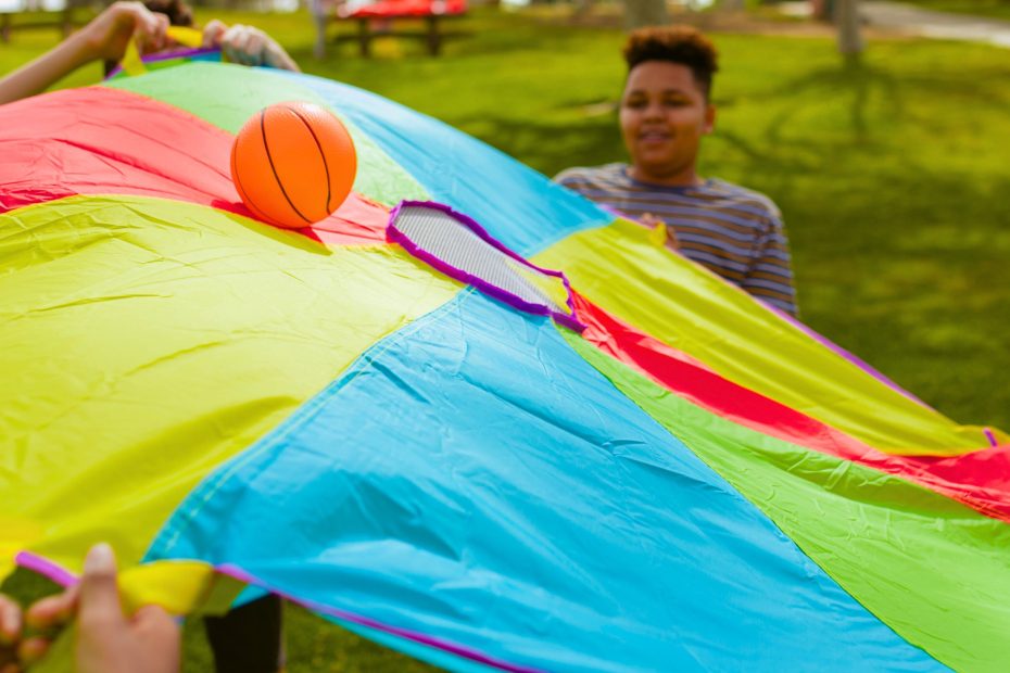Kid playing with a parachute