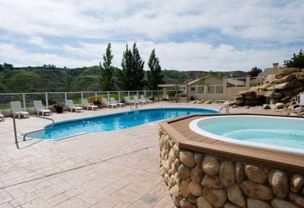 Outdoor pool and hot tub at Paradise Canyon Golf Resort in Lethbridge