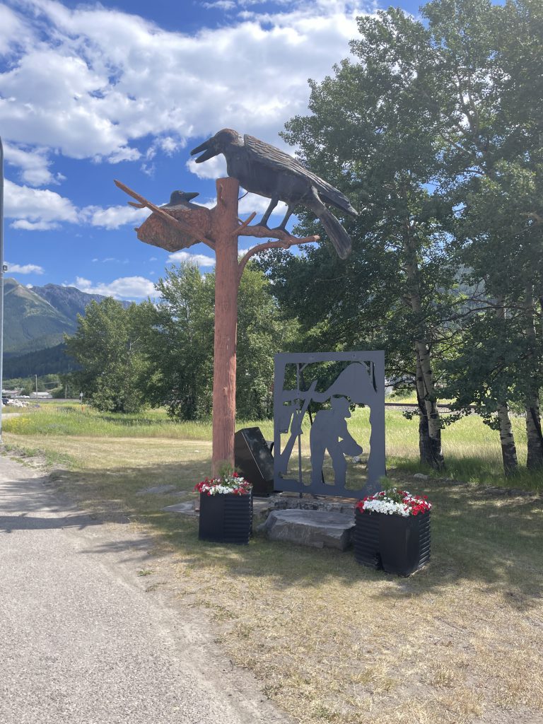 Giant crow and nest in Crowsnest Pass